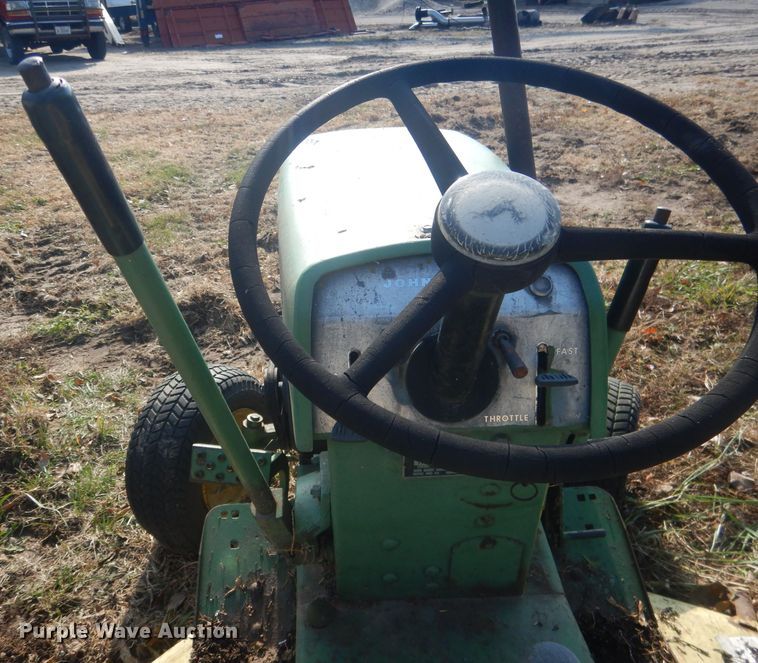 image for item HU9326 Lawn tractors