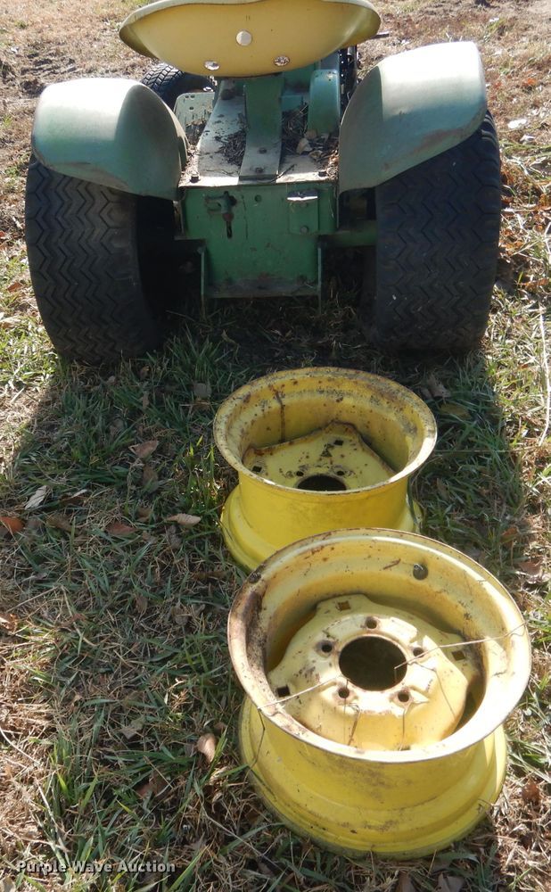 image for item HU9326 Lawn tractors