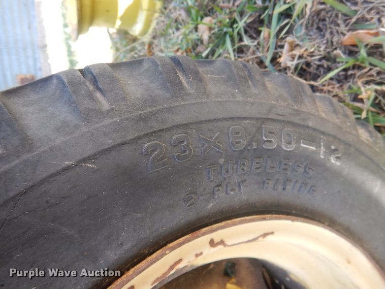 image for item HU9326 Lawn tractors