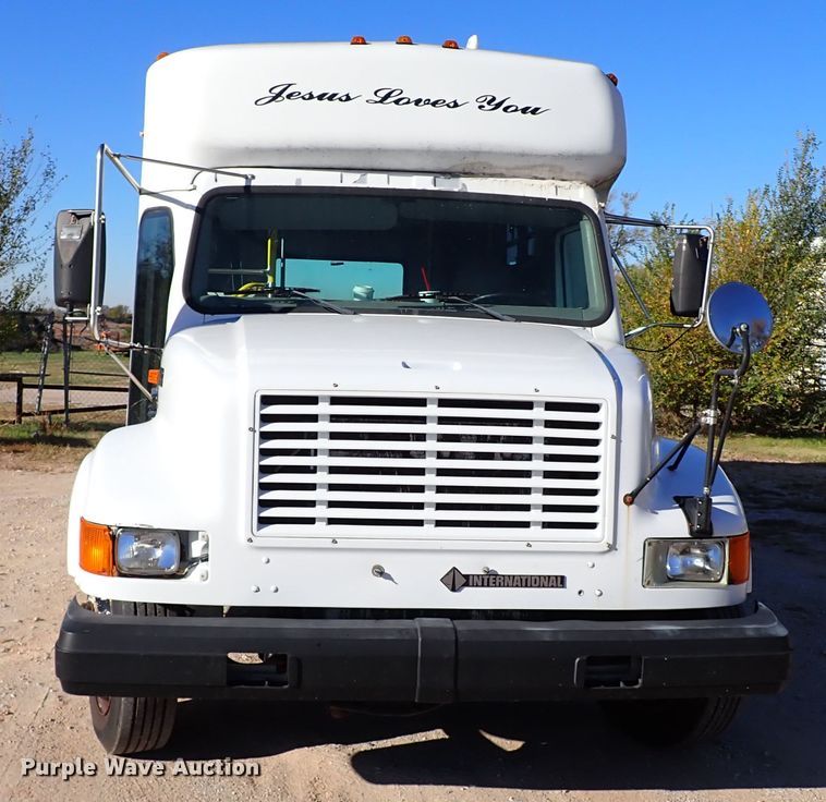 image for item IC9668 2002 International 3400  shuttle bus
