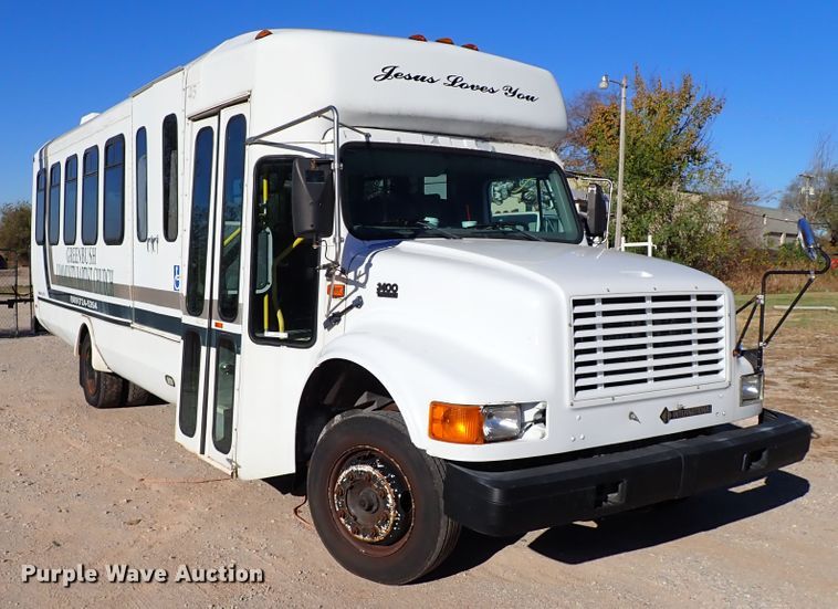 image for item IC9668 2002 International 3400  shuttle bus