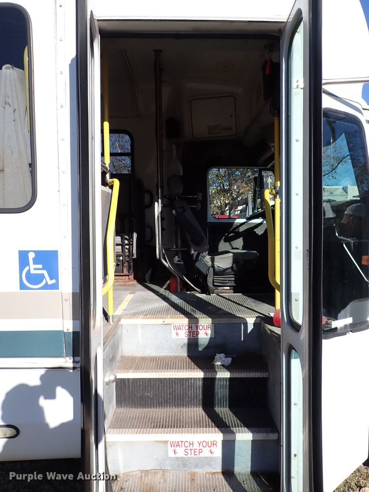 image for item IC9668 2002 International 3400  shuttle bus