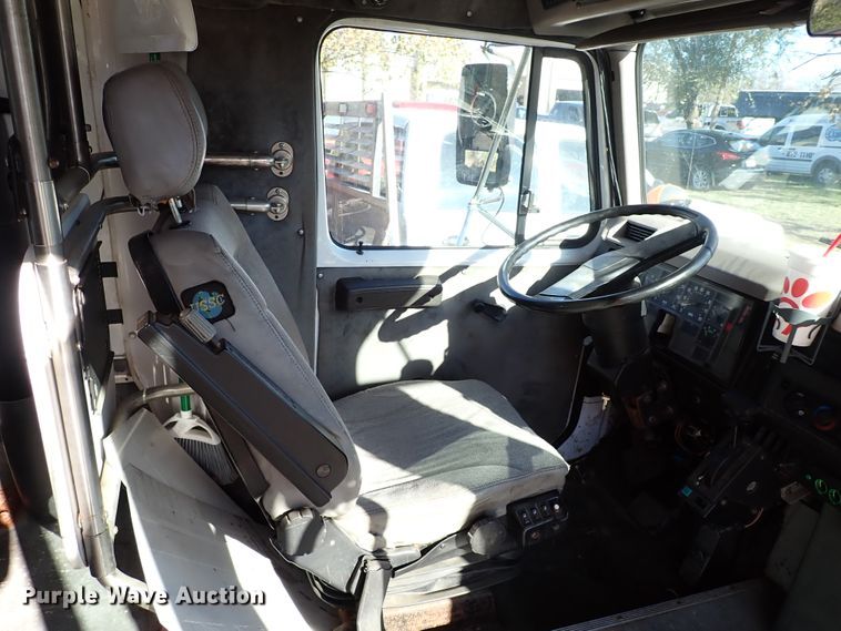 image for item IC9668 2002 International 3400  shuttle bus