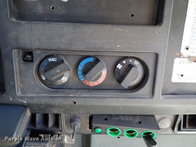 image for item IC9668 2002 International 3400  shuttle bus