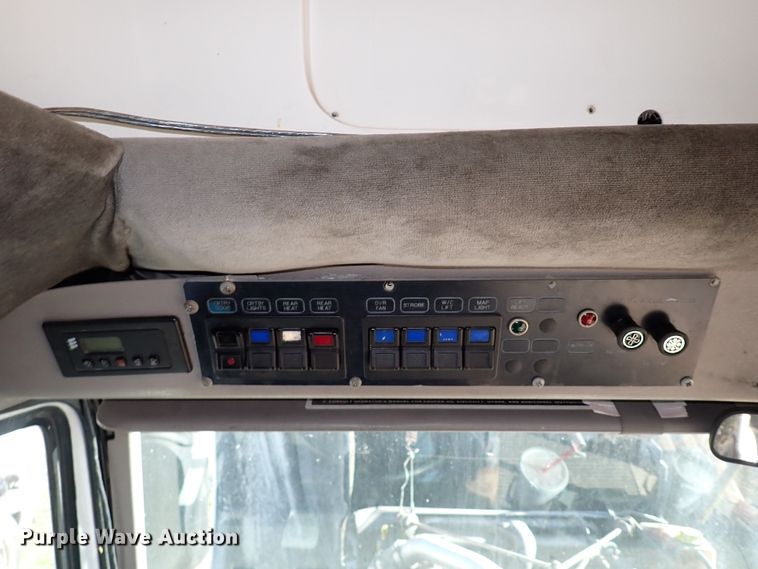 image for item IC9668 2002 International 3400  shuttle bus