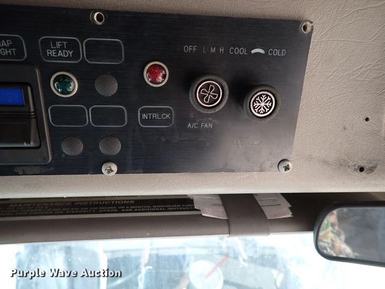 image for item IC9668 2002 International 3400  shuttle bus