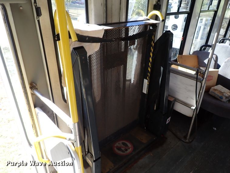 image for item IC9668 2002 International 3400  shuttle bus