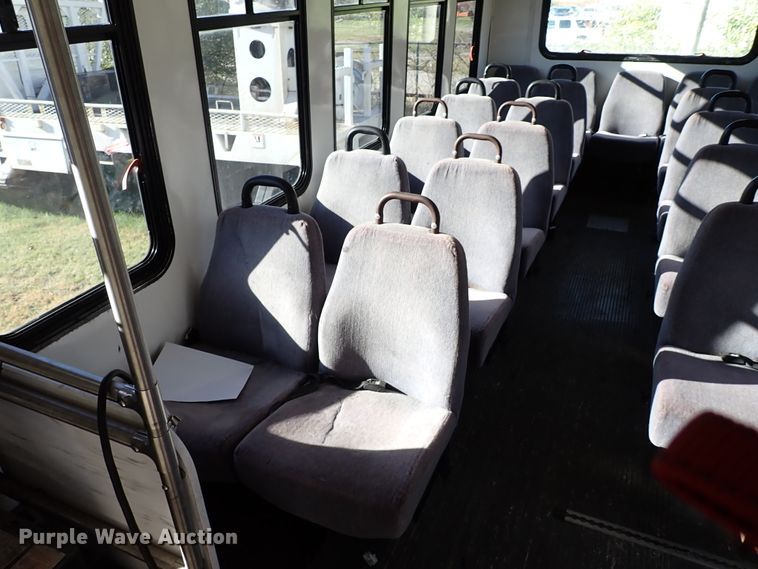 image for item IC9668 2002 International 3400  shuttle bus