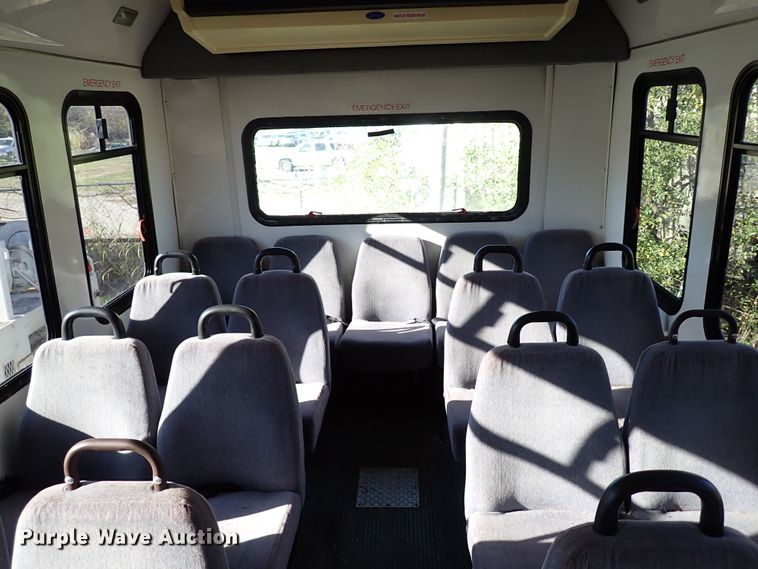 image for item IC9668 2002 International 3400  shuttle bus