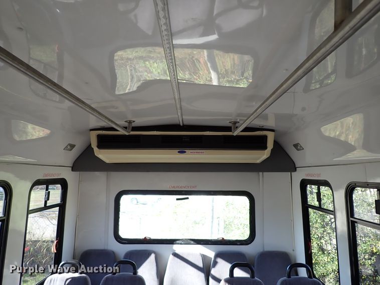 image for item IC9668 2002 International 3400  shuttle bus