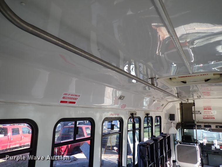 image for item IC9668 2002 International 3400  shuttle bus