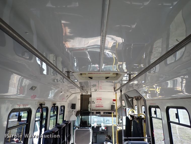 image for item IC9668 2002 International 3400  shuttle bus