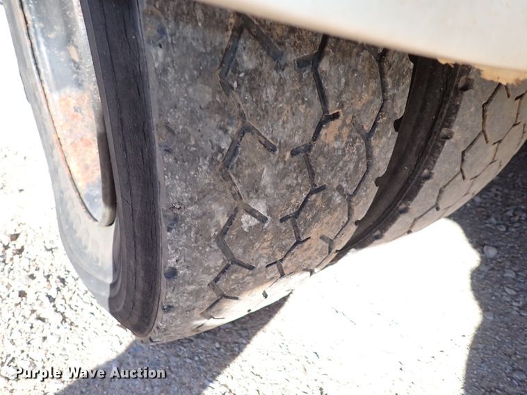 image for item IC9668 2002 International 3400  shuttle bus