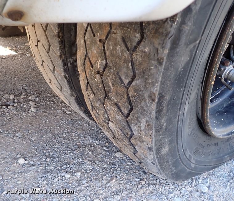 image for item IC9668 2002 International 3400  shuttle bus