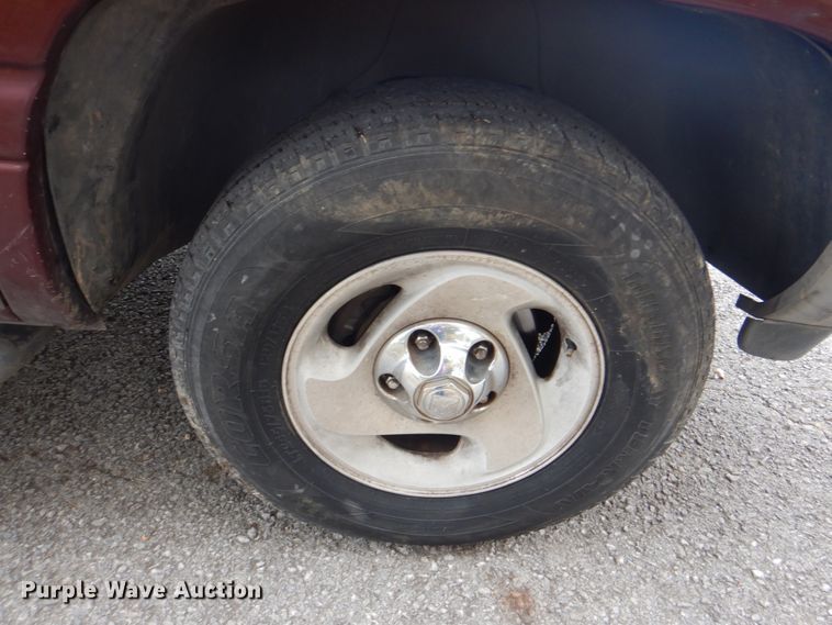 image for item ID9177 2001 Dodge Ram 1500  Club Cab pickup truck