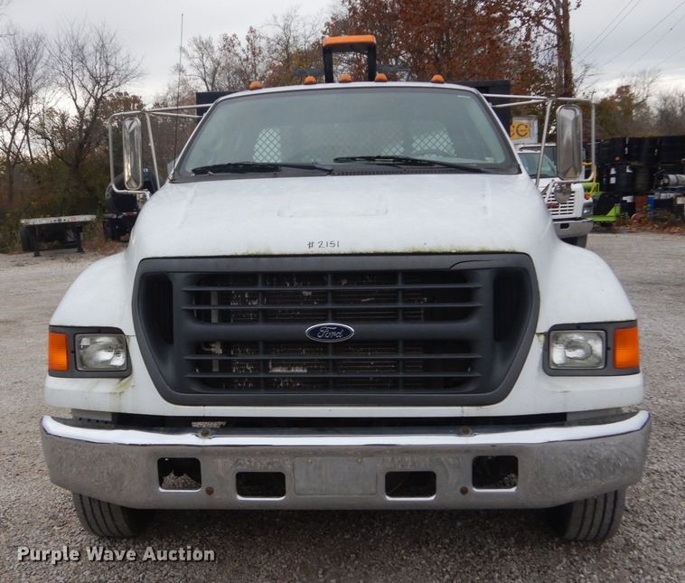 image for item IV9579 2000 Ford F650 Super Duty XL  SuperCab flatbed truck