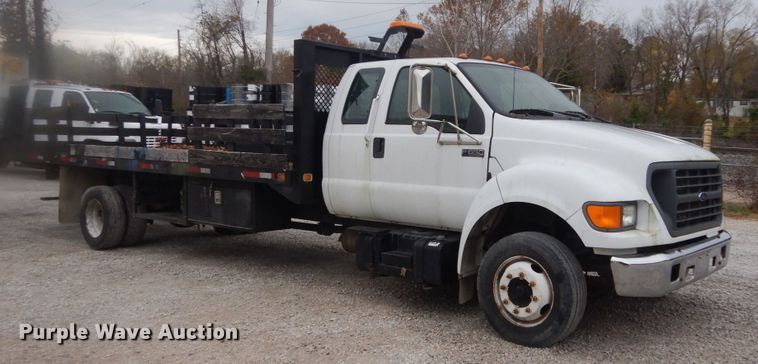image for item IV9579 2000 Ford F650 Super Duty XL  SuperCab flatbed truck