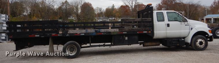 image for item IV9579 2000 Ford F650 Super Duty XL  SuperCab flatbed truck