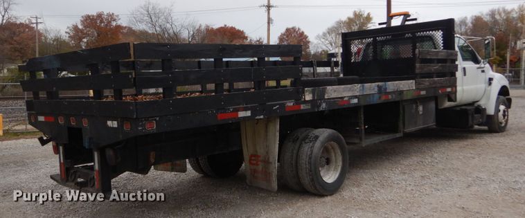 image for item IV9579 2000 Ford F650 Super Duty XL  SuperCab flatbed truck