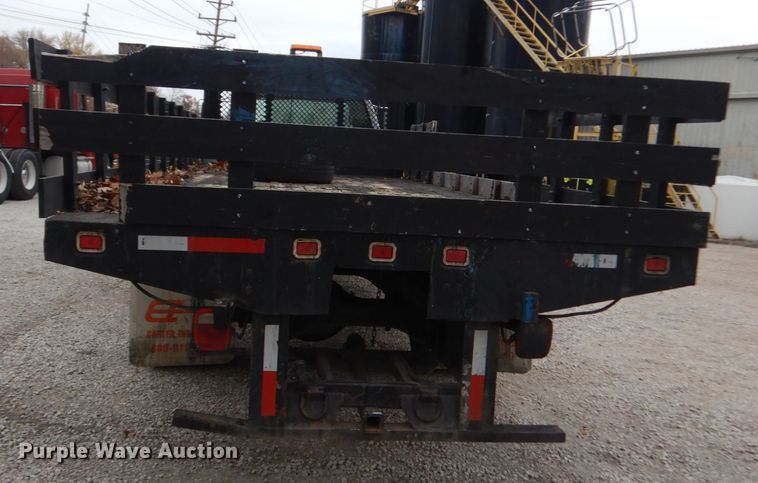 image for item IV9579 2000 Ford F650 Super Duty XL  SuperCab flatbed truck