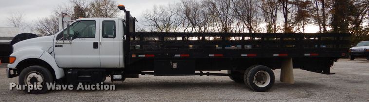 image for item IV9579 2000 Ford F650 Super Duty XL  SuperCab flatbed truck
