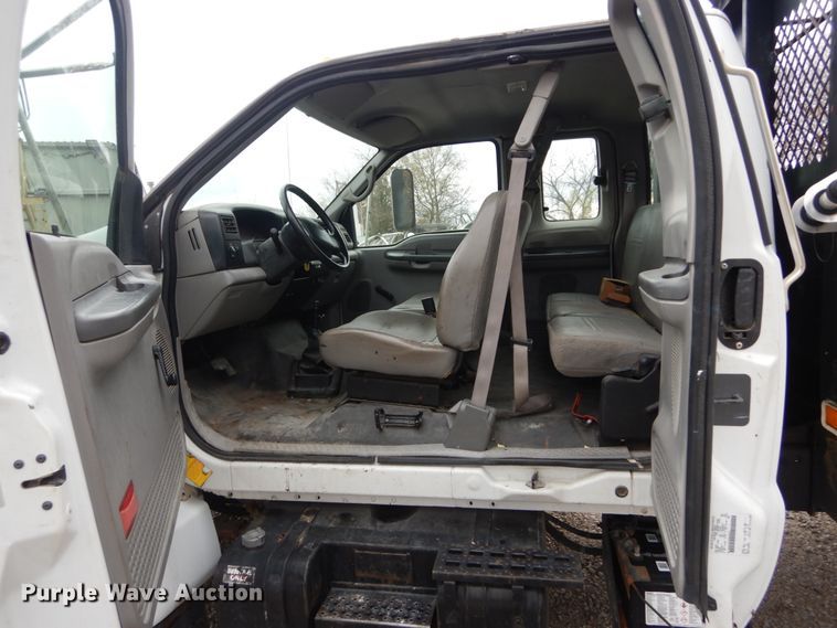 image for item IV9579 2000 Ford F650 Super Duty XL  SuperCab flatbed truck