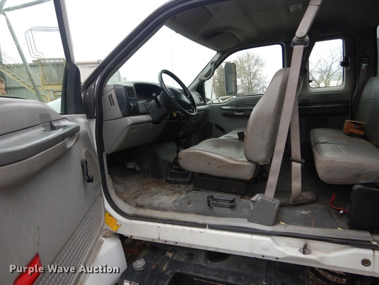 image for item IV9579 2000 Ford F650 Super Duty XL  SuperCab flatbed truck