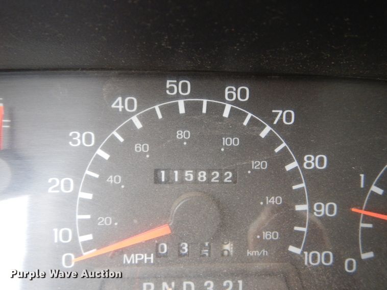 image for item IV9579 2000 Ford F650 Super Duty XL  SuperCab flatbed truck