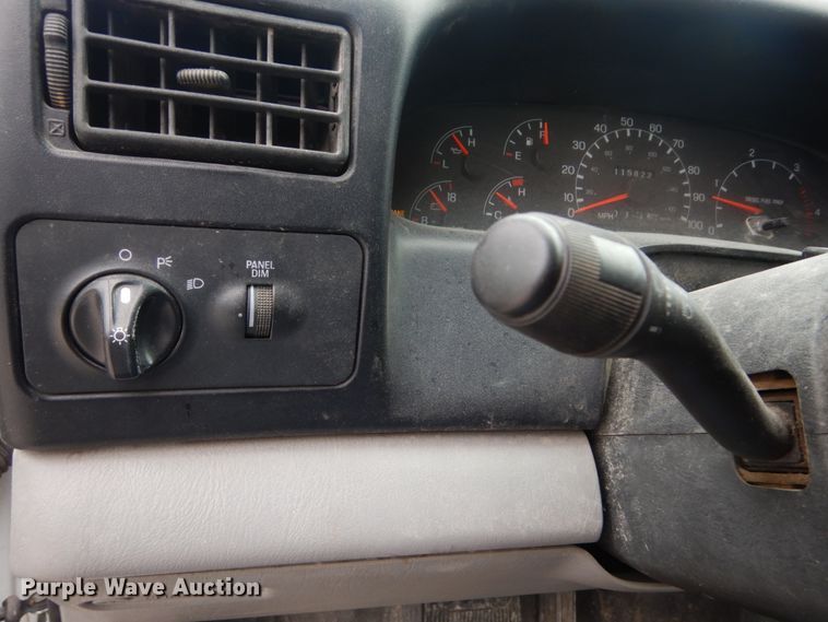 image for item IV9579 2000 Ford F650 Super Duty XL  SuperCab flatbed truck