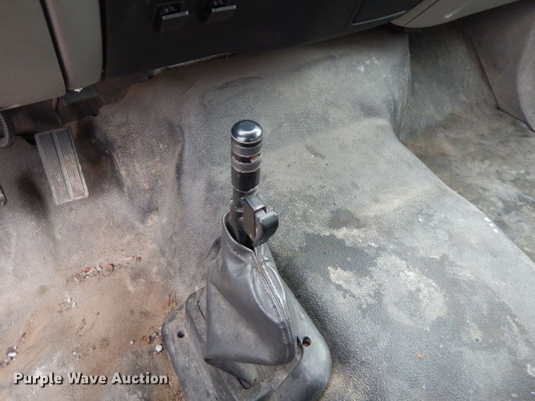 image for item IV9579 2000 Ford F650 Super Duty XL  SuperCab flatbed truck