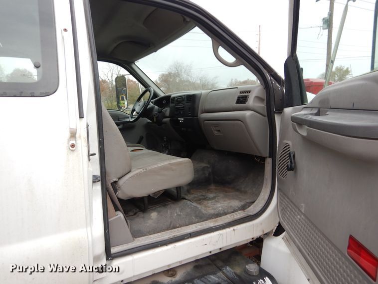 image for item IV9579 2000 Ford F650 Super Duty XL  SuperCab flatbed truck