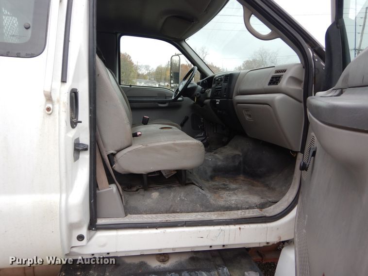 image for item IV9579 2000 Ford F650 Super Duty XL  SuperCab flatbed truck