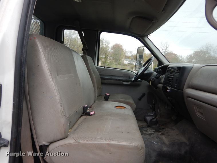 image for item IV9579 2000 Ford F650 Super Duty XL  SuperCab flatbed truck