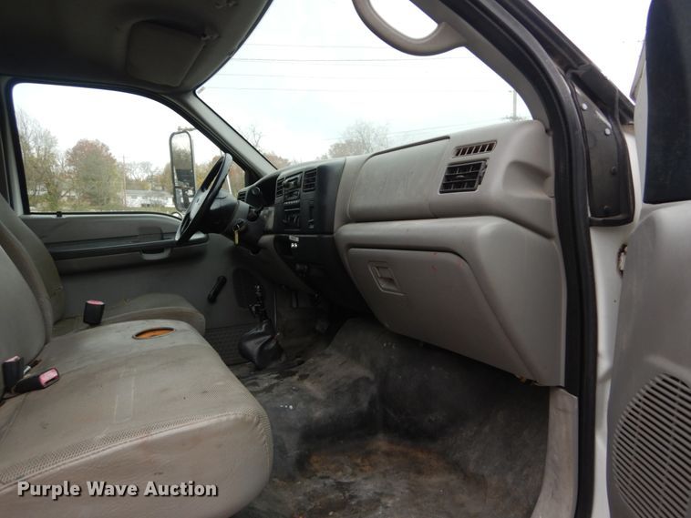 image for item IV9579 2000 Ford F650 Super Duty XL  SuperCab flatbed truck