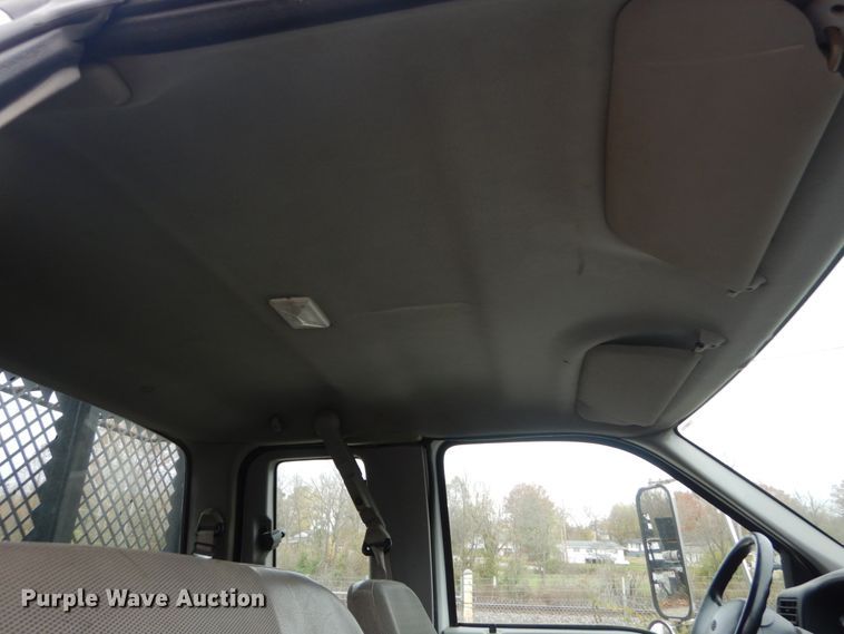 image for item IV9579 2000 Ford F650 Super Duty XL  SuperCab flatbed truck