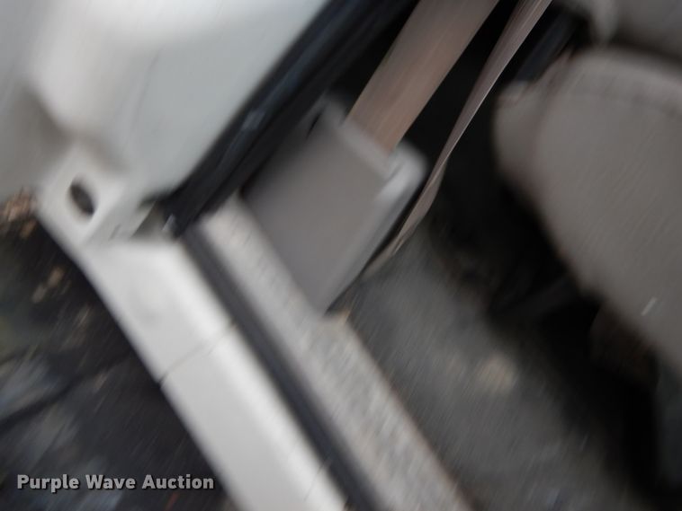 image for item IV9579 2000 Ford F650 Super Duty XL  SuperCab flatbed truck