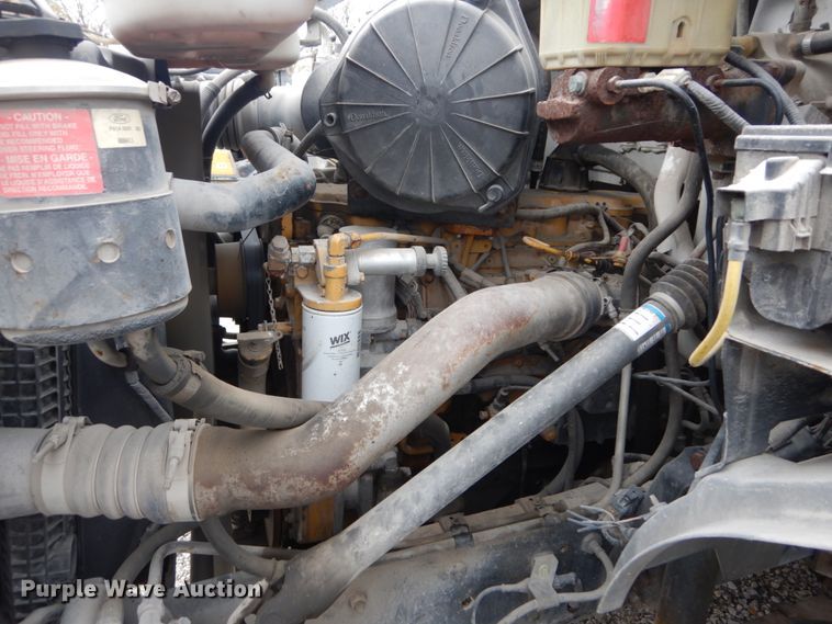 image for item IV9579 2000 Ford F650 Super Duty XL  SuperCab flatbed truck