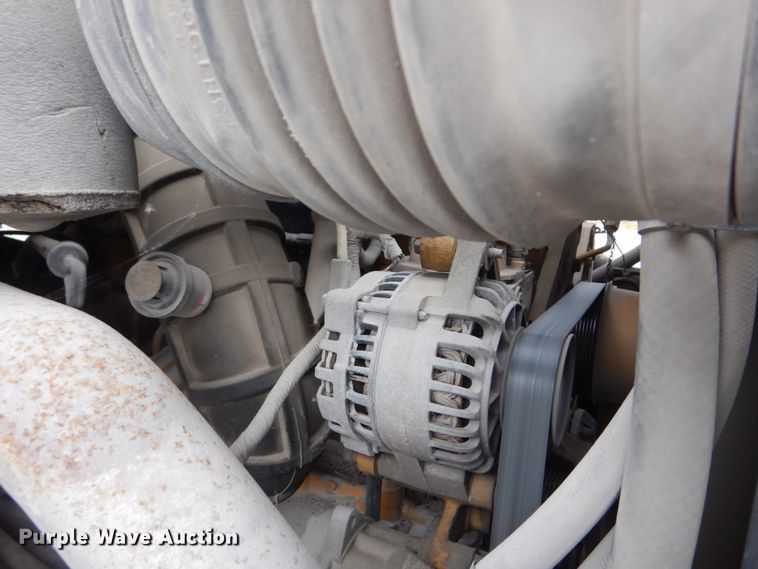 image for item IV9579 2000 Ford F650 Super Duty XL  SuperCab flatbed truck