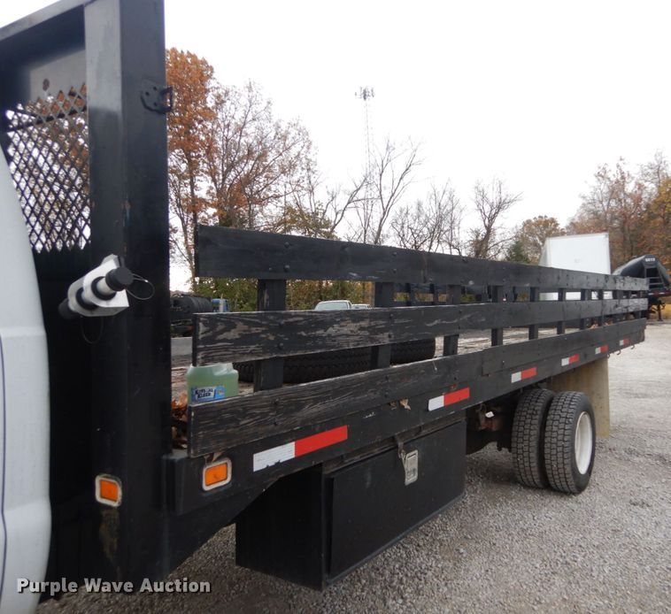 image for item IV9579 2000 Ford F650 Super Duty XL  SuperCab flatbed truck