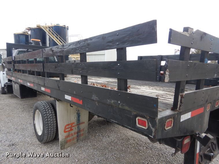 image for item IV9579 2000 Ford F650 Super Duty XL  SuperCab flatbed truck