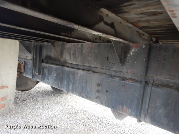 image for item IV9579 2000 Ford F650 Super Duty XL  SuperCab flatbed truck