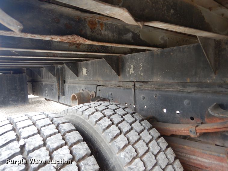 image for item IV9579 2000 Ford F650 Super Duty XL  SuperCab flatbed truck