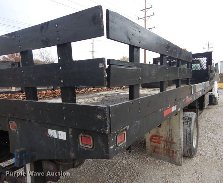 image for item IV9579 2000 Ford F650 Super Duty XL  SuperCab flatbed truck
