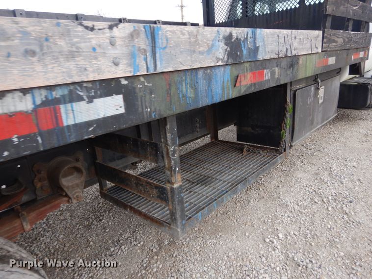 image for item IV9579 2000 Ford F650 Super Duty XL  SuperCab flatbed truck