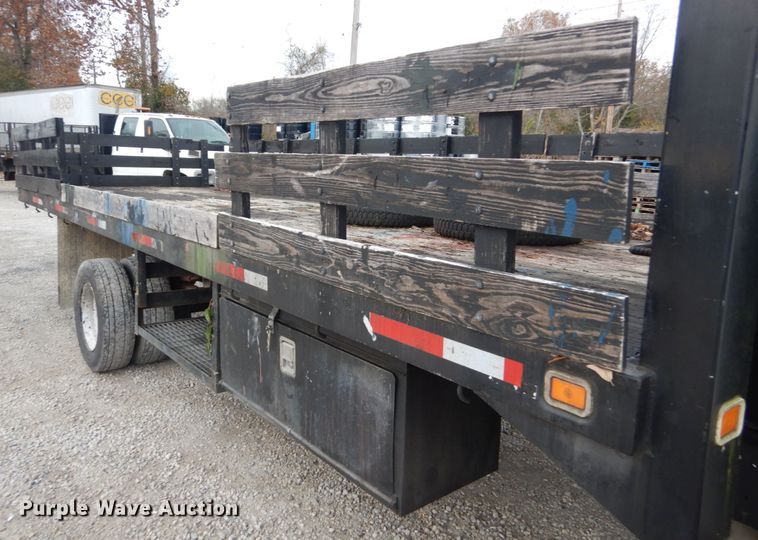 image for item IV9579 2000 Ford F650 Super Duty XL  SuperCab flatbed truck