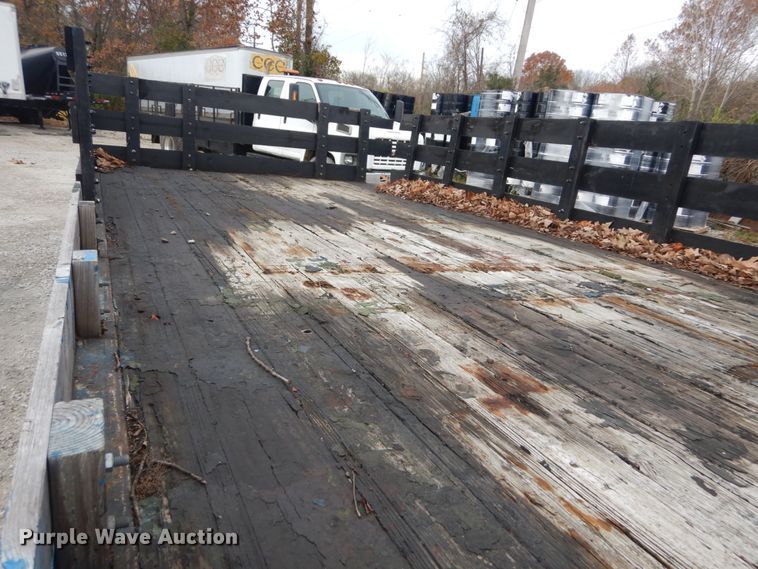 image for item IV9579 2000 Ford F650 Super Duty XL  SuperCab flatbed truck