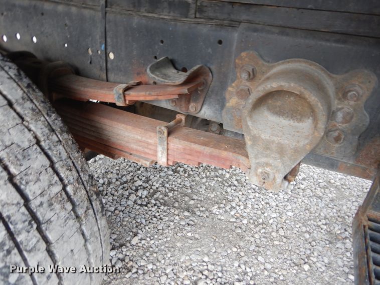 image for item IV9579 2000 Ford F650 Super Duty XL  SuperCab flatbed truck