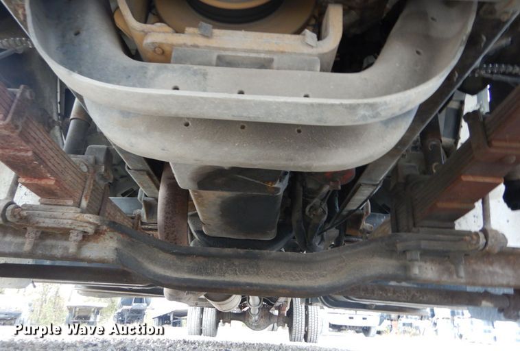 image for item IV9579 2000 Ford F650 Super Duty XL  SuperCab flatbed truck