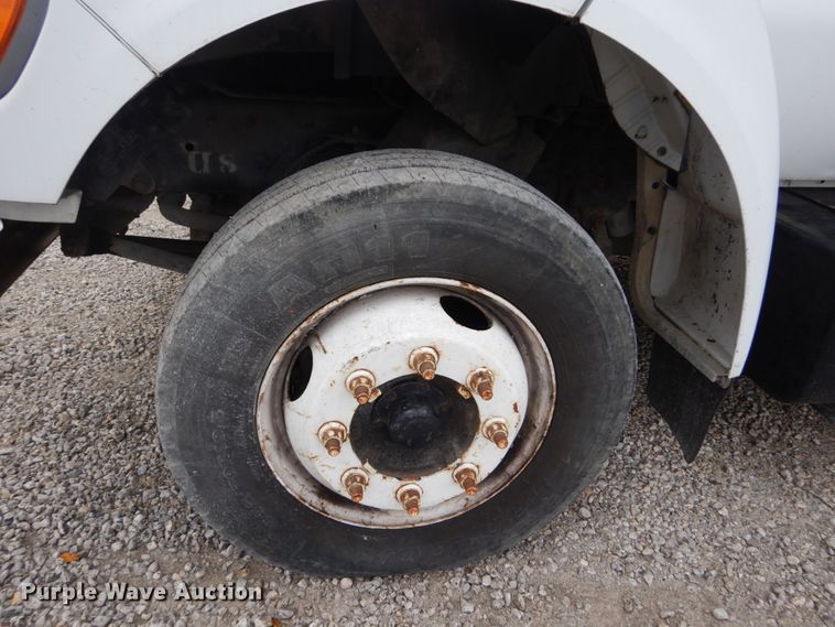 image for item IV9579 2000 Ford F650 Super Duty XL  SuperCab flatbed truck