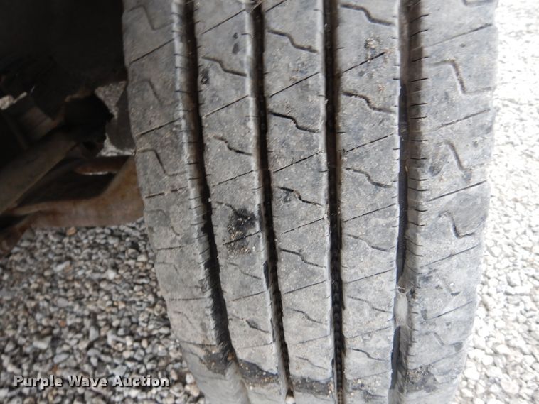 image for item IV9579 2000 Ford F650 Super Duty XL  SuperCab flatbed truck